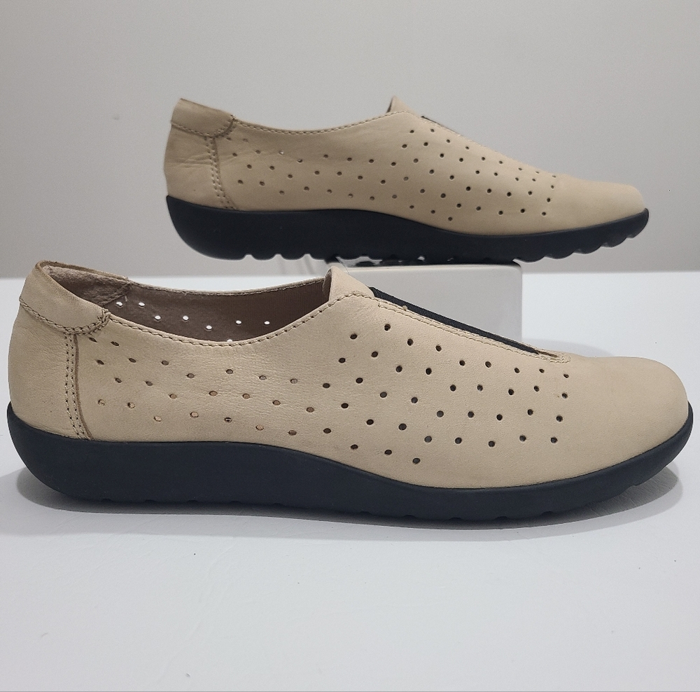 Women's 8.5 Clarks Sand Perforated Nubuck Leather Medora Gemma Slip On Shoes New
